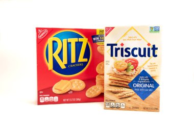 10th Nisan 2018: İn kavramsal editoryal Ritz ve Triscuit krakeri kutularını beyaz backgrouns