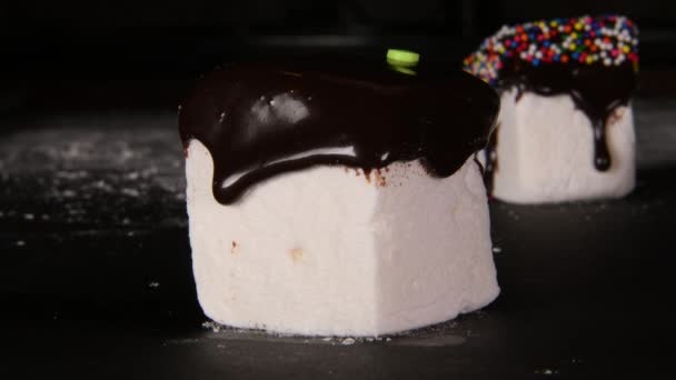 Strössel Falla Hemmagjord Choklad Täckt Marshmallow — Stockvideo