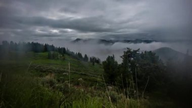 Gerçek sis vadide karıştırma ile TL Beartooth yolu - Lens sis sürünür