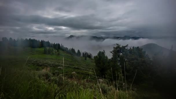 Beartooth Highway Lens Fog Creeps Real Fog Surring Valley — стоковое видео