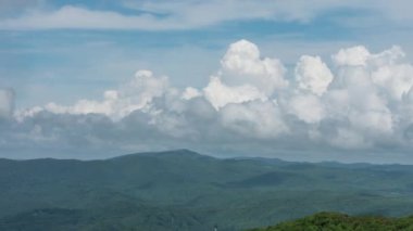 TL yedi Devils dağlar ve yaz aylarında bulutlar