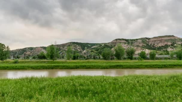 Θεόδωρος Ρούσβελτ Εθνικό Πάρκο Μικρός Ποταμός Του Μισσούρι Ρέει Συννεφιασμένη — Αρχείο Βίντεο