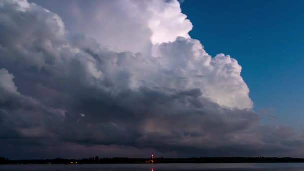 Voyageurs Tormenta Nocturna Mueve Lago Con Aligeramiento — Vídeo de stock