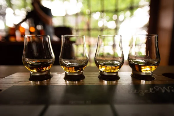 Bourbon uçuş dört örnekleri üzerinde seçici odak ile