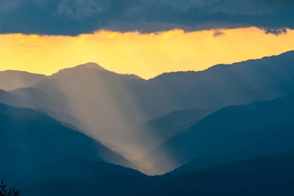 Cielo Amarillo Montañas Blue Ridge Con Rayos Que Brillan Hacia — Foto de Stock