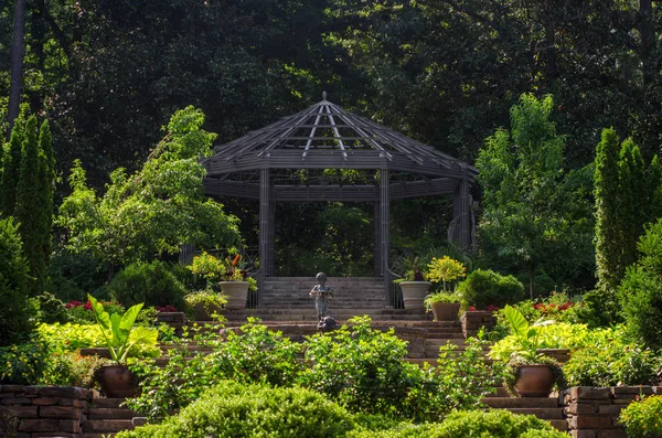 Une Pergola Dans Jardin Extérieur Fait Toile Fond Parfaite Pour — Photo