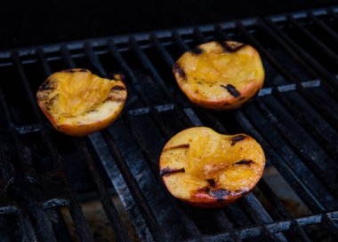 Yanık izleri ile ızgarada şeftali tatlısı