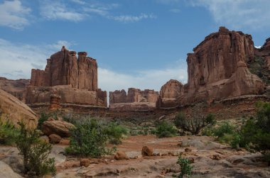 Kaya oluşumları Park Avenue boyunca Arches National Park içinde yürüyüş