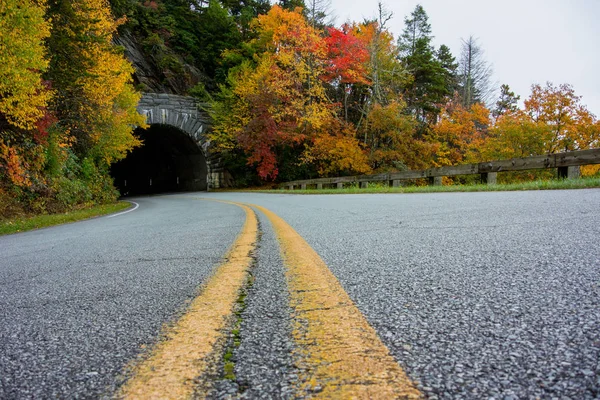 Žluté Lakované Pruhy Ohnout Tunelu Podél Blue Ridge Parkway — Stock fotografie