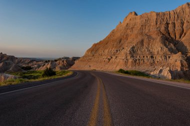 Yol çizgileri Badlands kaya oluşumu ile düşük açılı