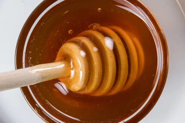 白板厚オレンジ蜂蜜でコーティングされた蜂蜜の杖 — ストック写真