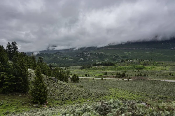 Düşük Bulutlar Hover Üzerinde Yeşil Vadi Içinde Wyoming Ekilmemiş Boş — Stok fotoğraf