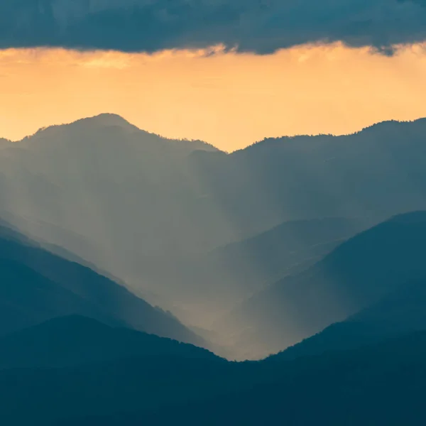 Yumuşak Günbatımı Işık Şelaleden Güneş Işınları Ile Blue Ridge — Stok fotoğraf