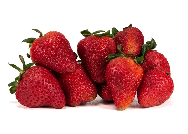 Großer Bund Erdbeeren Auf Weißem Hintergrund — Stockfoto