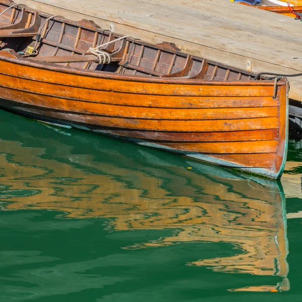 Старая Деревянная Лодка Зеленая Вода Гавани Пристани — стоковое фото
