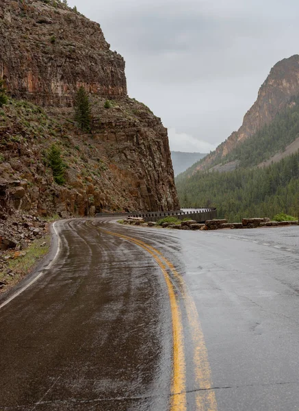 Nasse Straße Und Felswand Yellowstone Regnerischem Tag — Stockfoto