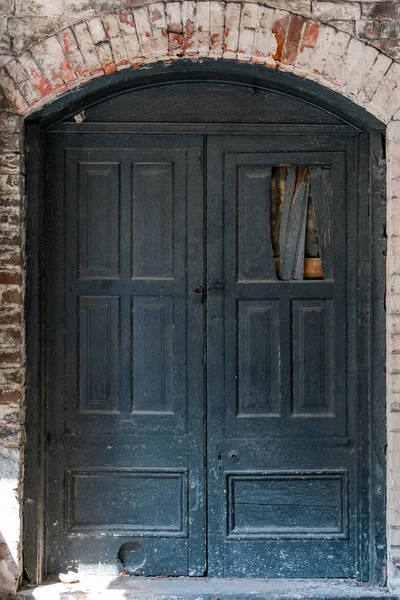 Old Damaged Wooden Doors Brick Surround — Stock Photo, Image