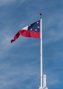 Konfedere Devletleri Birleşik rüzgarda sallayarak ulusal bayrak