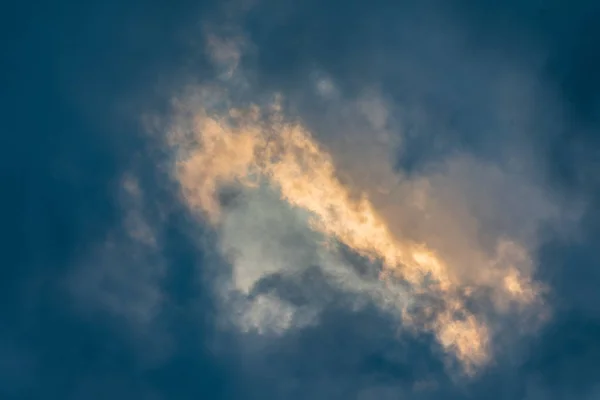 Bewölkter Himmel Bricht Durch Mit Sonnenuntergang Licht Hintergrundbild — Stockfoto