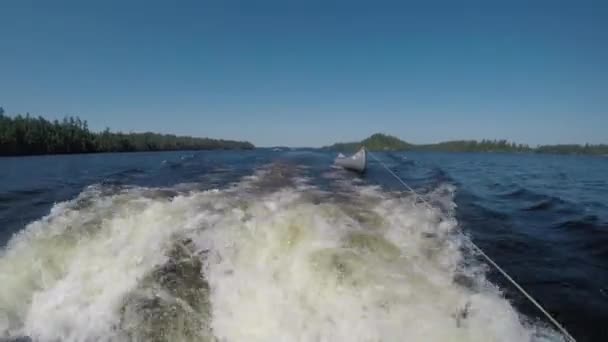 Aluminium Kanot Släptåg Bakom Ponton Båt — Stockvideo