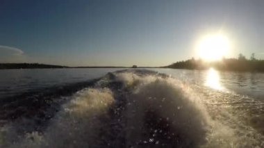 Uyku modundan çıkarma sessiz göl günbatımı hareketli tekne