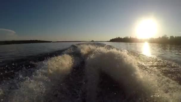 Boat Wake Schizzi Come Tramonta Sole — Video Stock