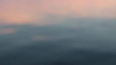 Gün batımı yansıma yumuşak Pastel su üzerinde uçan