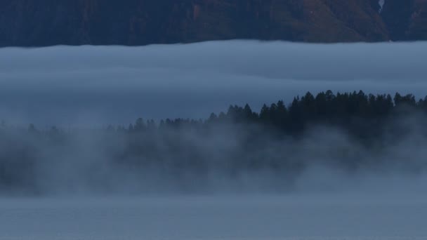 Nebel Zieht Morgengrauen Über Den Jacksonsee — Stockvideo