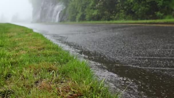 Těžký Déšť Pádu Blue Ridge Parkway Změní Skalní Stěna Vodopád — Stock video