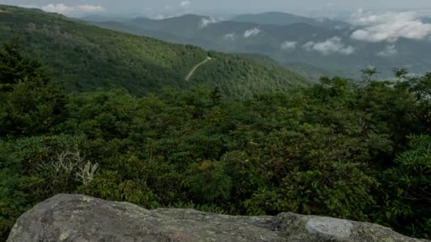 Jane Bald Rock Surplombant les montagnes Blue Ridge 