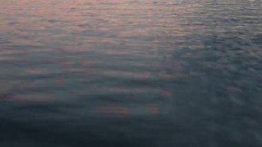 Gün batımında parıldayan suları arasında taşıma