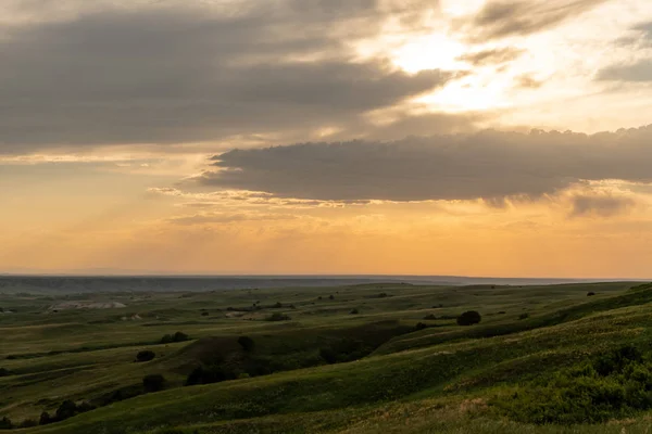 Oranžová Obloha Mraky Nad Kolejových Polí Badlands — Stock fotografie