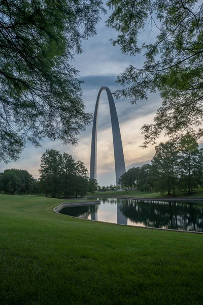 Junho 2018 Louis Estados Unidos Park Pond Gateway Arch Louis — Fotografia de Stock