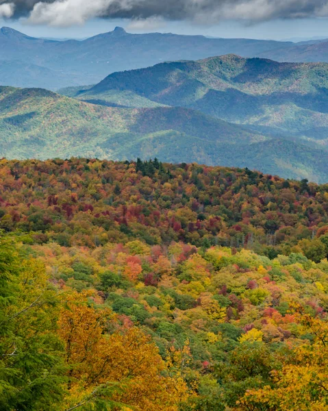 層に覆われた山々 の秋の紅葉 — ストック写真