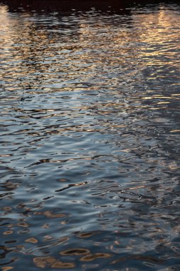 Resmin üst kısmında cam gibi su güneş ışığını yansıtır