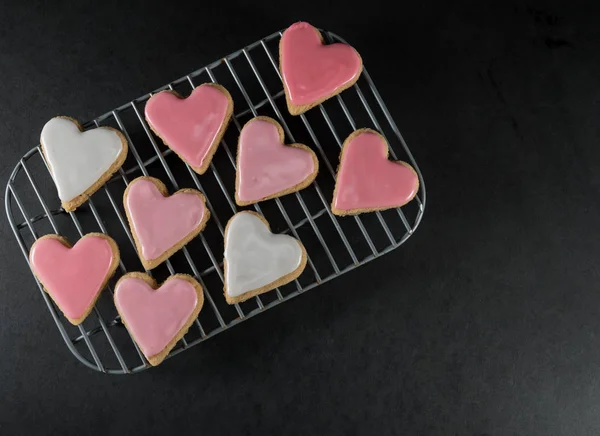 Small Frosted Heart Cookies Cooling Rack Slate Surface — Stock Photo, Image