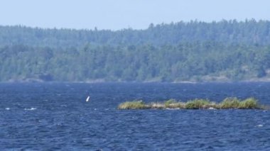 Yağmurlu göl suları hızla rüzgar içinde hareket