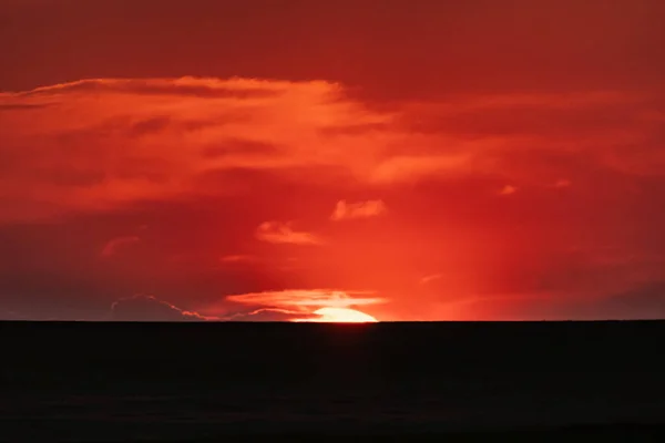 Solen Bryter Horisonten Med Flammande Orange Himlen — Stockfoto