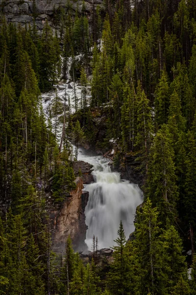 Agua Vierte Sobre Las Caídas Dientes Oso Absaroska Wilderness — Foto de Stock
