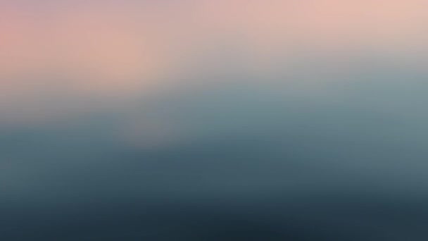 Texture douce de l'eau pastel reflète coucher de soleil coloré 