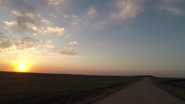 Sunrise üzerinde toprak yol boyunca alan