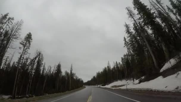 Snow Banks Linger Mountain Road Día Nublado — Vídeo de stock