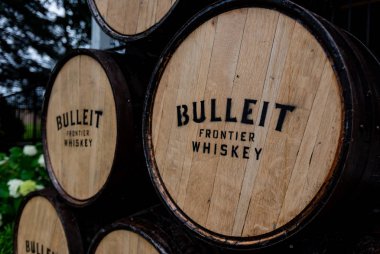 Louisville, Amerika Birleşik Devletleri: 11 Haziran 2018: Bulleit Fronier viski varil