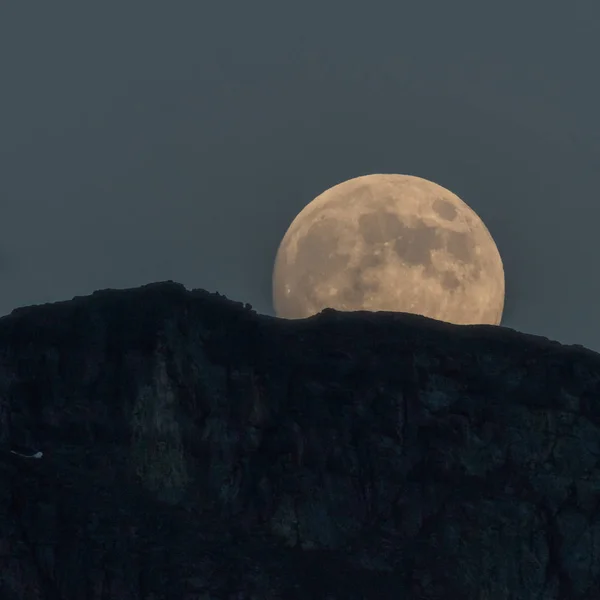 Full Moon Emerges Mountain Ridge — Stock Photo, Image