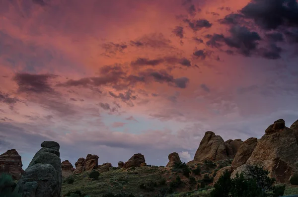 Kaya Oluşumları Devils Bahçe Izi Boyunca Üzerinde Gündoğumu Ile Pembe — Stok fotoğraf