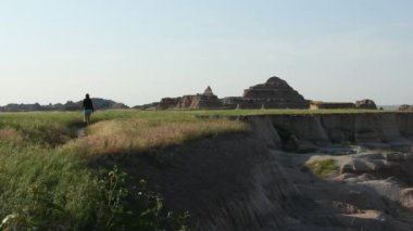 Çorak Topraklar 'da Çayırlarda Yürüyen Kadın