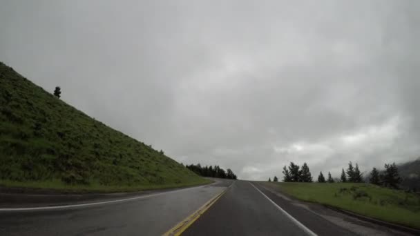 Sinuoso Camino Montaña Día Niebla — Vídeo de stock