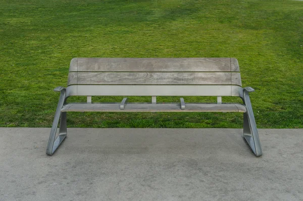 Banc Parc Moderne Avec Herbe Verte Derrière — Photo