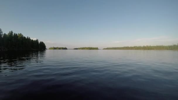 Gladde Water Rainy Lake Rollen Onder Bewegende Boot — Stockvideo