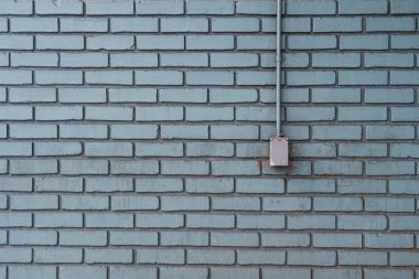 Aqua boyalı tuğla ile kopya alanı üzerinde metal Outlet